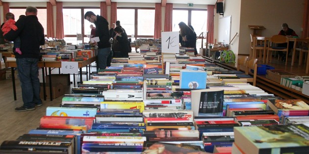 Der Bücherflohmarkt des Fördervereins der Martin-Luther-Gemeinde findet bereits seit Jahren guten Zuspruch. Zwei mal im Jahr gilt das Martin-Luther-Haus an einem Wochenende als Eldorado für Lampertheims Leseratten. Foto: Manuel Ding