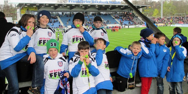 An der lautstarken Unterstützung der Hüttenfelder E-Jugend Spieler lag es nicht, dass im Spiel zwischen dem FSV Frankfurt und Fortuna Düsseldorf keine Tore fielen. Foto: oh