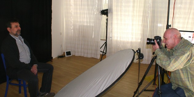 An jedem Samstag im März steht der Fotograf Horst Avemaria im Atelier in der Wilhelmstraße 6 bereit, um freiwillige Lampertheimer zu fotogrqafieren. Wer möchte kann zwischen 10 und 13 Uhr ein professionell erstelltes Portraitfoto von sich schießen lassen. Foto: Manuel Ding