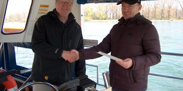 Igor Alexander, Wasserschifffahrtsdirektion West, Abteilung Nautik, überreicht Richard Hinz das Fährpatent. Foto: oh