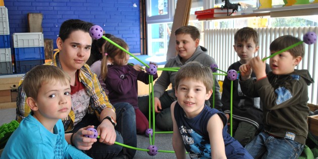 Noel (l.) und Dion wurden von den Kindern der Kita Saarstraße begeistert aufgenommen. „Der Boys Day war sehr lehrreich und hat viel Spaß gemacht", so die beiden Schüler. Foto: Benjamin Kloos