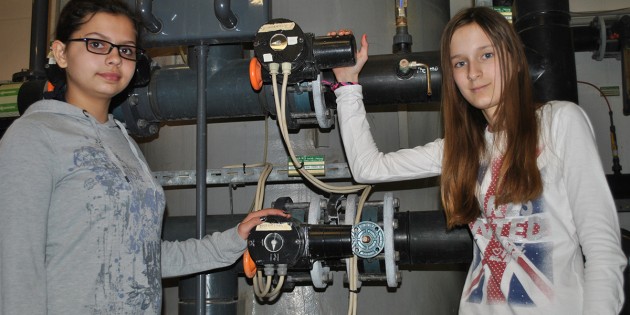 Erhielten einen spannenden Einblick in die Technik der Biedensandbäder: Mary-Sue und Nina (v.l.). Foto: Benjamin Kloos