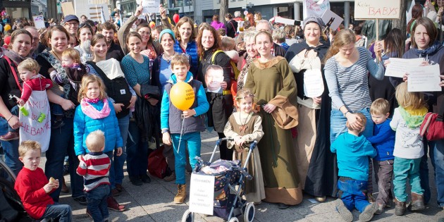 Verena Berger (im braunen Kleid) mit andere Hebammen, jungen und werdenden Müttern auf der Demo in Frankfurt. Foto: oh