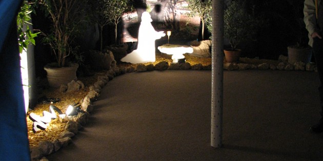 Installationen mit Licht und Schatten, gesprochene Texte und eine aufwändige Gestaltung der Stationen: Der Ostergarten in der FEG Worms. Foto: oh