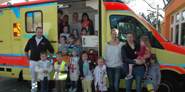 Die vier projektbeteiligten Schülerinnen der Elisabeth-Selbert-Schule Rose, Tatjana, Josefine und Lara (oben) konnten tolle Erfahrungen sammeln mit den Kindern unter Beteiligung der Eltern der Kita -Rettungssanitäter Andreas Roos (l.), Kinderärztin Dorothee Beth (4.v.r.) und Anästhesistin Kristin Sierig (3.v.r.). Foto: Sigrid Samson