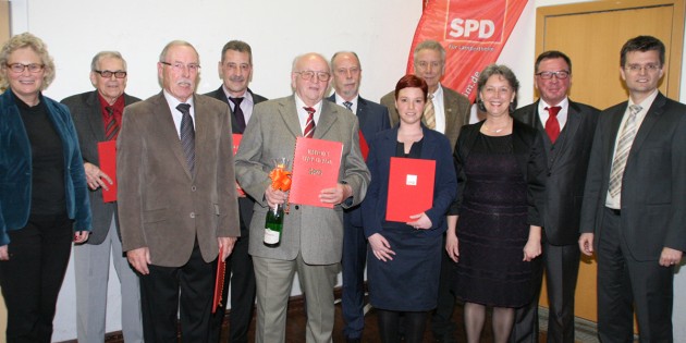 Zahlreiche langjährige Mitglieder der Lampertheimer SPD wurden am Samstagabend in der WSV-Halle von der Bundestagsabgeordneten Christine Lambrecht geehrt. Foto: Eva Wiegand