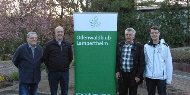 Präsentierten stolz das Programm der sechsteiligen Vortragsreihe „Vom Biedensand zur Milchstraße": Horst Schmidt, Vorsitzender Odenwaldklub (OWK) Lamperheim (l.), Dieter Krotz, Kassierer beim OWK und Initiator der Veranstaltungsreihe (2.v.l.), Klaus Martin, Wanderwart OWK (2.v.r.), Marius Schmidt, Pressesprecher / Schriftführer OWK (r.). Foto: Sigrid Samson