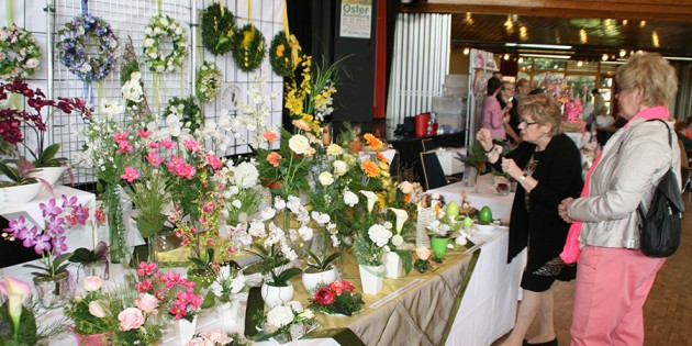 Bunte Deko-Artikel und schöne Blumengebinde gab es auf der Osterausstellung in Hülle und Fülle. Foto: Eva Wiegand