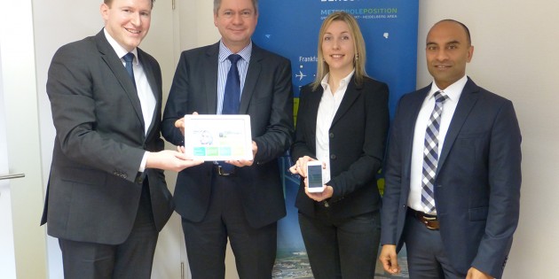 Dr. Matthias Zürker, Geschäftsführer der Wirtschaftsförderung Bergstraße GmbH (WFB), Landrat Matthias Wilkes, Diana Schilling, Leiterin Standortmarketing / Investorenservice bei der WFB, und Dominic Schaudt, Leiter des WFB-Unternehmerservice (von links) zeigen, wie das neue Online-Angebot auch per Tablet-Computer und Smartphone nutzbar ist. Foto: WFB