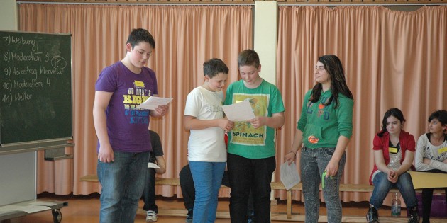 Schülerinnen und Schüler der sechsten Klasse der Biedensandschule hatten sehr viel Spaß bei der Gestaltung der „Radio-Bühnenshow". Foto: Sigrid Samson