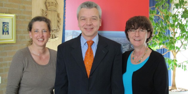 Bürgermeister Störmer mit den beiden Abteilungsleiterinnen der TVL-Leichtathleten Sabine Gärtner und Brigitte Hahl (v.l.n.r.). Foto: oh