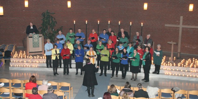 Der Chor Mosaik unter Leitung von Ulrike Wollny erfüllte die Lutherkirche mit Taizé-Gebetsgesängen. Foto: Eva Wiegand