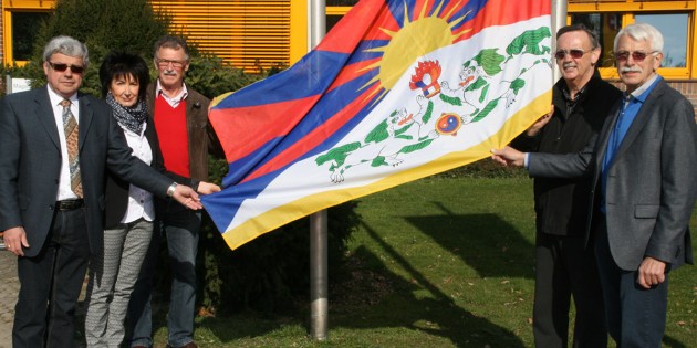 Die Vertreter der Stadt hissten gemeinsam mit Günther Hilgartner zum Tibet-Tag die tibetische Fahne am Rathaus, um auf das Leid der Menschen aufmerksam zu machen. Von links:  Erster Stadtrat Walter Wiedemann, Bürgermeisterin Barbara Schader, Günter Hilgartner, Magistratsmitglied Herbert Röchner und Stadtverordnetenvorsteher Ewald Stumpf. Foto: Eva Wiegand