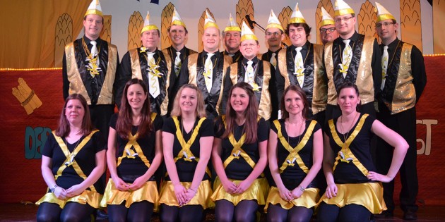 Garanten für närrischen Frohsinn: Die NCV-Funkengarde mit dem Elferrat. Foto: oh