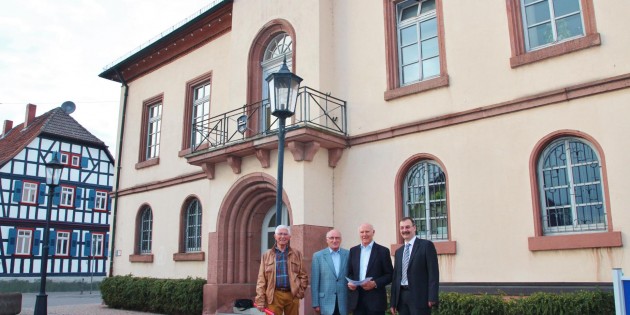 Das Wahrzeichen „Gurkenfrau mit Kind und Korb“ wird als lebensgroße Skulptur aus Bronze auf dem Platz vor dem Alten Rathaus stehen - von allen Seiten gut sichtbar und für  Hochzeitspaare ein schönes Fotomotiv. Foto: Hannelore Nowacki