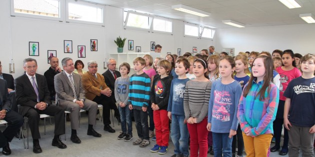 Zur Einweihung des neuen Containers sangen mehrere Klassen heitere Frühlingslieder. Landrat Matthias Wilkes lobte die Schulkinderbetreuung an der Schillerschule für ihr hohes pädagogisches Niveau. Foto: Hannelore Nowacki