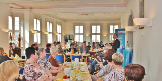 Nach dem Frühstücksbüffet kam die Politik. Michael Gahler, der als Kandidat für die CDU im Europawahlkampf unterwegs ist, hatte ein aufmerksames Publikum. Nach seinem frei gehaltenen Vortrag nahm Gahler zu Fragen Stellung, in denen des um die Lage in der Ukraine und die gefährdete Demokratie in Ländern Südosteuropas ging. Foto: Hannelore Nowacki
