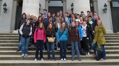 Die Teilnehmer der Jugendleiterschulung vor dem Staatstheater in München. Foto: oh