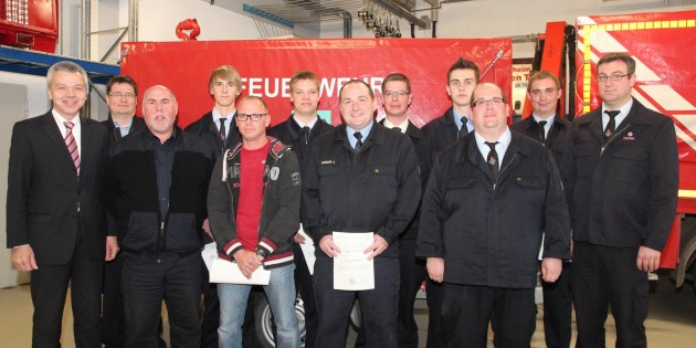 Gruppenbild mit Bürgermeister Gottfried Störmer (links), den Führungskräften der Freiwilligen Feuerwehr Hofheim, Stadtbrandinspektor Klaus Reiber, Kreisbrandmeister Ernst Männl sowie geehrten und beförderten Einsätzkräften.  Foto: Hannelore Nowacki