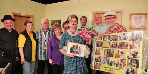 „Sainawwl“ Gabi Schäfer-Bauer, 1. Vorsitzende der Theatergruppe, wurde zum Bühnenjubiläum mit dem 250. Auftritt mit Beifall, Blumen und Erinnerungsbildern geeehrt.   Foto: Hannelore Nowacki