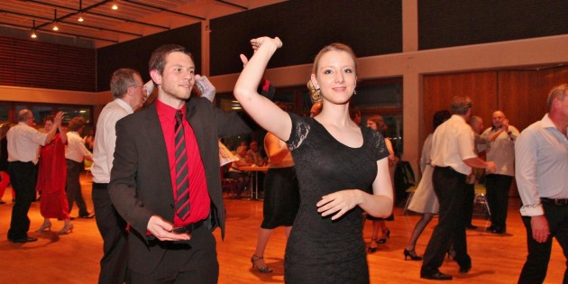 Tanzen macht Spaß - Junioren und Senioren zeigten beim Ostertanz der SPD im Bürgerhaus, dass Tanzen gehen auch ein geselliges Vergnügen ist. Foto: Hannelore Nowacki