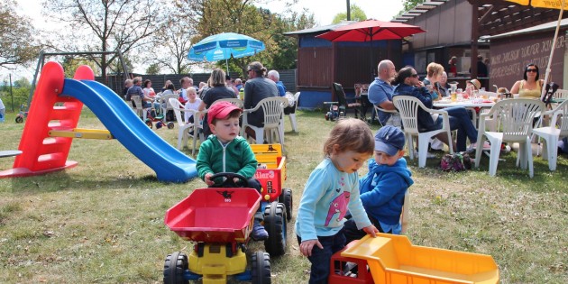 Auf dem Spielplatz war am Ostermontag einiges los. Mit Blick auf die spielenden Kinder konnten die Eltern entspannt essen und sich unterhalten. Foto: Hannelore Nowacki