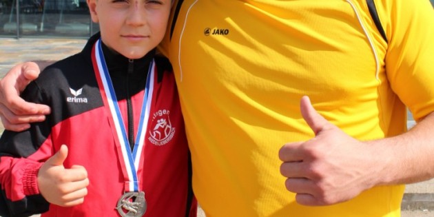 Der Hüttenfelder Silbermedaillengewinner Louis Lay mit Trainer Sven Lay. Foto: oh