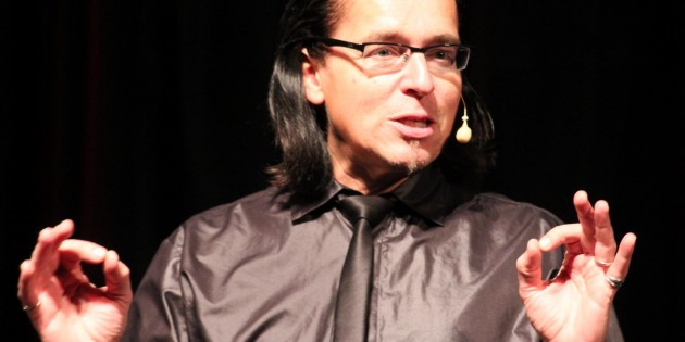 Christian Habekost feierte am Mittwochabend im Bürgerhaus ein Wiedersehen mit Bürstadt und traf dabei mit seinem neuen Solo-Programm ins Schwarze. Foto: Hannelore Nowacki