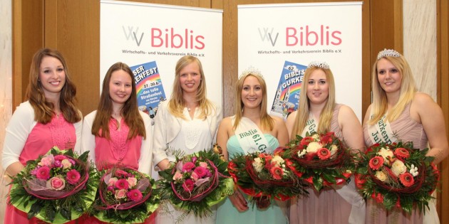 Es lebe das Gurkenfest und die zukünftige Gurkenkönigin Dana Middendorf (Mitte links) mit ihren Prinzessinnen Romina Schnell und Sara-Luisa Neumann. Die amtierende Gurkenkönigin Rosa I. (Mitte rechts) und ihre Prinzessinnen Geena Hulbert und Juliane Heinlein - sie gibt das Zepter am 28. Juni an ihre Nachfolgerin weiter. Foto: Hannelore Nowacki