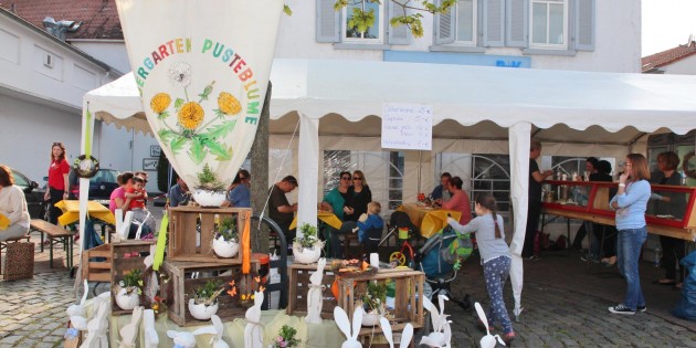 Bewirtung, Spaß und Spiel beim Kindergarten Pusteblume – ein beliebter Treffpunkt beim Kinder-Frühlingsfest und verkaufsoffenen Sonntag. Foto: Hannelore Nowacki