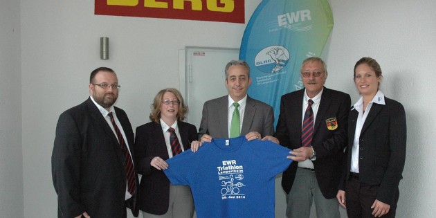 Thomas Hanselmann (Techn. Leiter DLRG OV Lampertheim), Susanne Hanselmann (Vorsitzende DLRG), Stephan Wilhelm (EWR-Konzernentwicklung), Helmut Wetzel (2. Vorsitzender DLRG und Hauptorganisator des Triathlon) und Christina Gander (EWR - Spenden und Sponsoring; v.l.n.r) bei der offiziellen Übergabe der Veranstaltungs-Shirts. Foto: Sigrid Samson