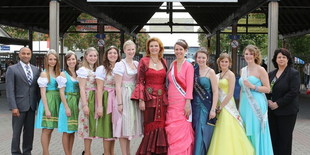 Die Hoheiten des Nibelungenlandes mit der „Urkönigin“, der Nibelungenkönigin Brünhild in der Mitte, gerahmt von Christine Friedrich, Projektmanagerin Tourismusagentur bei der Wirtschaftsregion Bergstraße / Wirtschaftsförderung Bergstraße GmbH (r.), und Dominic Schaudt, Leiter des WFB-Unternehmerservices, vor dem Mannheimer Maimarkt. Foto: RMH