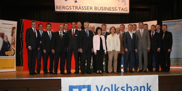 Stehen für Wirtschaftsförderung und interkommunale Zusammenarbeit: Die Organisatoren des Bergsträßer Business-Tags sowie die Vertreter der beteiligten Kommunen. Foto: oh