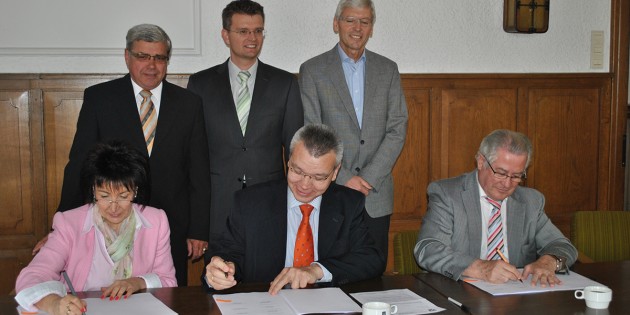 Gemeinsam für eine bessere Internetversorgung: Die Bürgermeister Barbara Schader (Bürstadt), Gottfried Störmer (Lampertheim) und Philipp Bohrer (Einhausen; unten v.l.) unterzeichnen im Beisein 1. Stadträte Walter Wiedemann und Jens Klingler bzw. des 1. Beigeordneten Dr. Christoph Schumacher die Verwaltungsvereinbarung zum Breitbandausbau. Foto: Benjamin Kloos