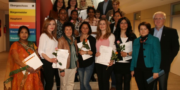 Die erfolgreichen Teilnehmerinnen des ersten Elternintegrationskurses freuten sich über ihr Zertifikat. Foto: Eva Wiegand