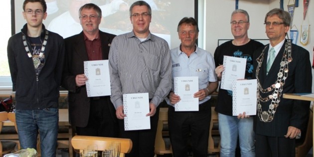 Jugendschützenkönig der SG Hüttenfeld Daniel Wallisch, Walter Dörr, Willy Baumann, Helmut Hartmann, Walter Ziegler und Kreisschützenkönig Helmut Günther (v.l.n.r.). Foto: oh