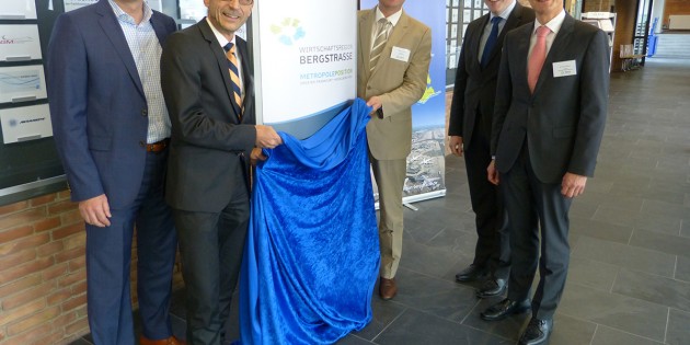 Enthüllten das Logo der Wirtschaftsregion Berg- straße in der FH Worms (v.l.n.r.): Holger Frank, Sanner GmbH, Prof. Dr. Kehr, FH Worms, Land- rat Matthias Wilkes, Kreis Bergstraße, Dr. Matthias Zürker, WFB, und Dr. Marcus Walden, Sparkasse Worms- Alzey-Ried. Foto: WFB