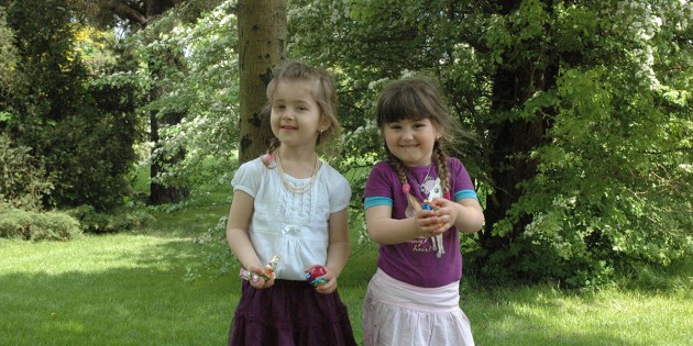 Die Geschwister Lorijana und Ornella wurden fündig bei der Ostereiersuche im Stadtpark und hatten viel Spaß bei der Suche. Foto: Sigrid Samson