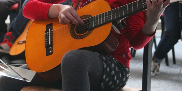 Beim Kinderkonzert „Kinder spielen für Kinder“ schnuppern die Jüngsten der Musikschule Lampertheim erste Bühnenluft und können ihrem Publikum zeigen, was sie in kürzester Zeit an ihrem Konzert gelernt haben. So begeisterte auch Leonie Luft an der Gitarre mit „Ich schenk Dir einen Regenbogen“. Foto: Manuel Ding