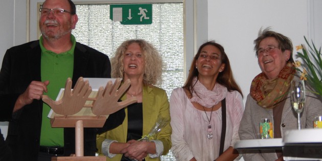 Große Freude herrschte bei Künstlern und Besuchern angesichts der gelungenen Vernissage der Mosaik-Ausstellung. Foto: Jasmin Riedel