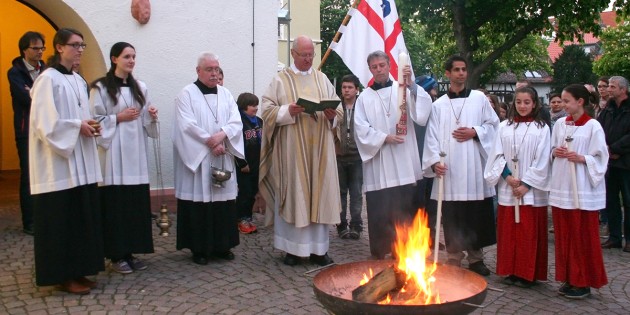 Am Samstagabend entzündeten die Sankt Georgs-Pfadfinder des Lampertheimer Stammes Guy de Larigaudie wieder das alljährliche Osterfeuer vor der Sankt-Andreas-Kirche. Foto: Manuel Ding