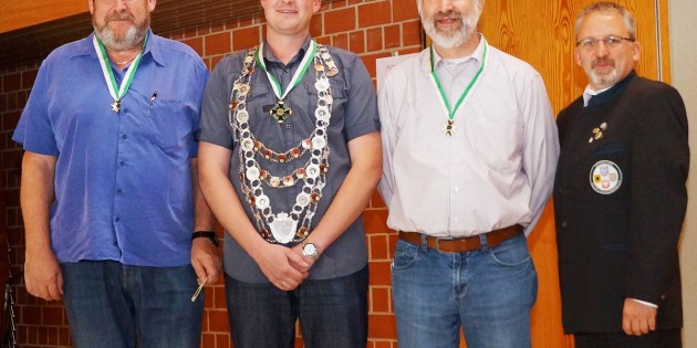 Erster Ritter Siegfried Flügel, Schützenkönig Matthias Fitzer, 2. Ritter Uwe Gunkel, die von Kreisschützenmeister Stefan Spahl geehrt wurden. Foto: oh