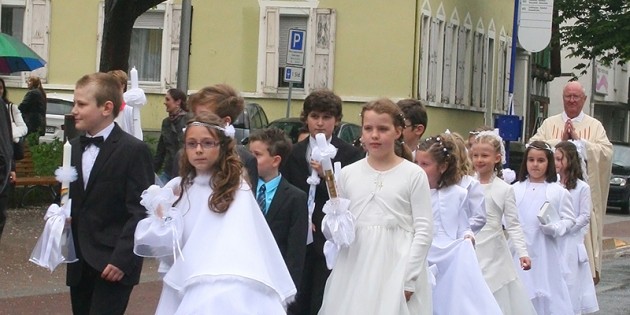 18 Kinder empfingen am Sonntag zum ersten Mal die Eucharistie. Zum festlichen Auftakt der Erstkommunion zogen sie, angeführt von der katholischen Kirchenmusik und der Messdiener, gemeinsam mit Pfarrer Peter Hammerich in die Sankt Andreas-Kirche ein. Foto: Manuel Ding