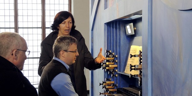 Kantorin Heike Ittmann und zwei Teilnehmer an der Orgel. Foto: oh