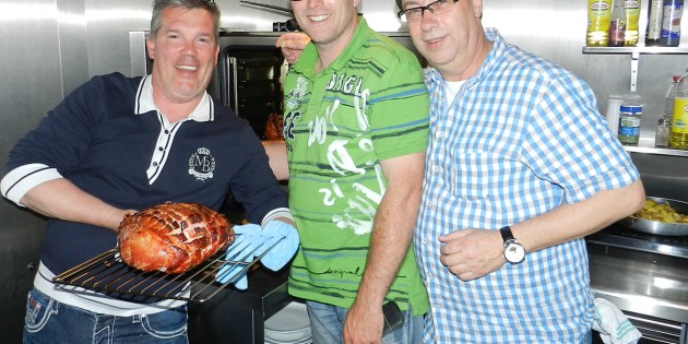 Das Küchenteam Dirk Fischer, Jens Palme und Gregor Schmitt (v.l.) verwöhnten die Gäste mit herzhaftem Krustenbraten. Foto: oh