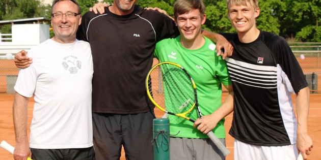 TCH Vorsitzender Horst Rhein (links) und Vereinsmeister Andy Rüngern (grünes Shirt) maßen sich mit den Profis Gerhard Fahlke (2.von links) und Luca Marquard. Foto: oh