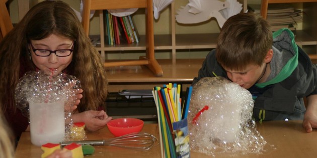 Zum Forschertag in der Alten Schule war Mitmachen angesagt. An zwölf Stationen warteten spannende Versuche auf die Kinder. Foto: Eva Wiegand
