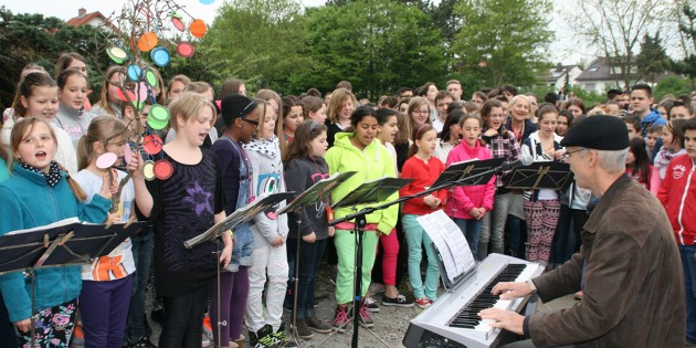 Die Schüler der EKS gratulierten ihrem Schulleiter. Foto: Eva Wiegand