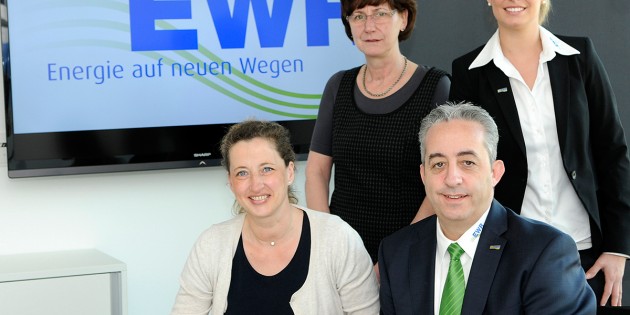 Freuen sich auf die erfolgreiche Fortsetzung der Partnerschaft: Sabine Gärtner und Brigitte Hahl (links vorne und hinten), beide Hauptorganisatoren des EWR-Spargellaufs; Stephan Wilhelm, Leiter der EWR-Konzernentwicklung und EWR-Mitarbeiterin Christina Gander (rechts vorne und hinten). Foto: oh