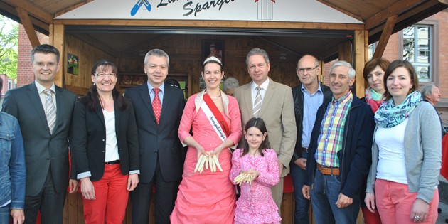 Spargelkönigin Melanie I. eröffnete gemeinsam mit Bürgermeister Gottfried Störmer, Landrat Matthias Wilkes und den Spargellandwirten amDonnerstag feierlich das Lampertheimer Spargelhäuschen, das bis zum 24. Juni das köstliche, kulinarische Wahrzeichen Lampertheims erntefrisch zum Verkauf bietet. Foto: Benjamin Kloos